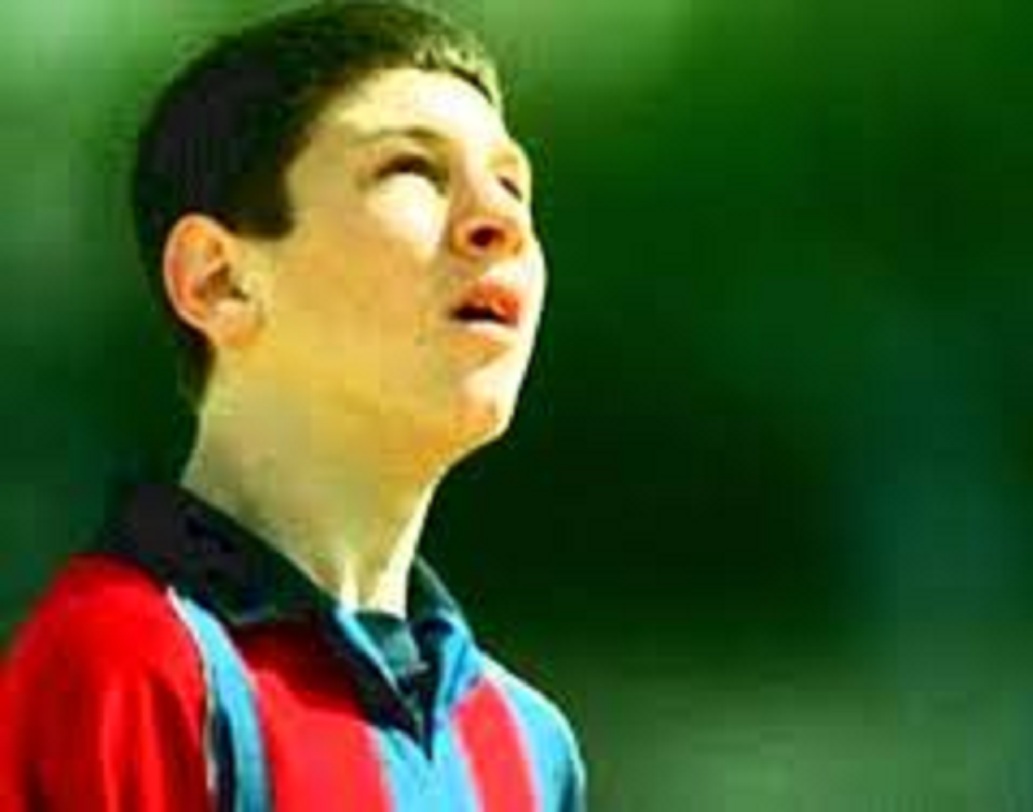 মাত্র ১৩ বছর বয়সে কাছাকাছি কোনও কাগজ না থাকায় একটি টিস্যু পেপারে তার সঙ্গে চুক্তি সই করেন কার্লেস। তখন থেকেই সূত্রপাত বার্সা আর লিও-র অবিচ্ছেদ্য সম্পর্কের।