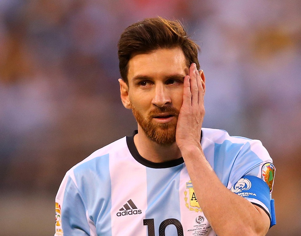 ২০০৫ সালে মেসি প্রথম বার জাতীয় দলের হয়ে মাঠে নামলে মাত্র ৪৭ সেকেন্ডের ভিতর লাল কার্ড দেখে মাঠের বাইরে চলে যান।