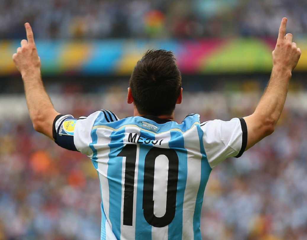 গোল করার পর আকাশের দিকে দুই হাত তুলে মেসির ‘সিগনেচার স্টেপ’-এর কথা অনেকেরই জানা। কিন্তু কেন ওরকম ভঙ্গিমা করেন তিনি? নিজের পরলোকগত দিদা-কে এভাবেই গোল উৎসর্গ করে শ্রদ্ধা জানান তিনি।