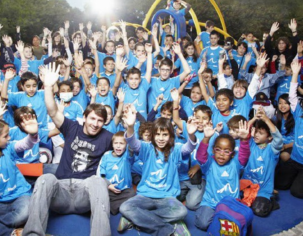 সেরার সেরা লিও খেলোয়াড়ের হওয়ার পাশাপাশি বিভিন্ন সমাজ সেবামূলক কাজের সঙ্গেও যুক্ত। তাঁর ‘লিও মেসি ফাউন্ডেশন' থেকে দুঃস্থ এবং অটিজিম আক্রান্ত শিশুদের পাশে দাঁড়ানো হয়।