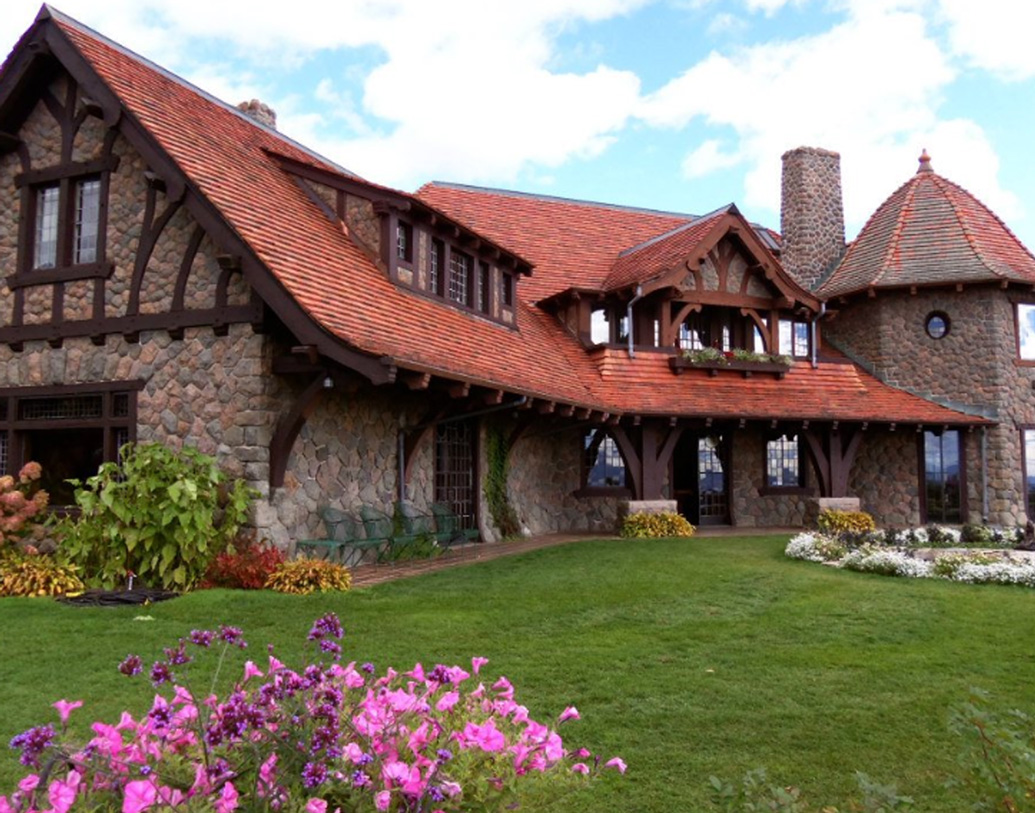 লখনউ: আমেরিকার নিউ হ্যাম্পশায়ারের পাহাড়ের মাথায় ৫,৫০০ একরের উপর গড়ে ওঠা প্রাসাদোপম বাড়ি। একে ‘কাসল ইন দ্য ক্লাউডস’ বলা হয়। ১৯১৩-১৪-তে ধনকুবের জুতো ব্যবসায়ী তাঁর দ্বিতীয় স্ত্রীর জন্য এই বাড়িটি তৈরি করান। নাম দেন লখনউ। ভারতের লখনউয়ের নামে অনুপ্রাণিত হয়েছিলেন কি না সে বিষয়ে কিছু জানা যায়নি।