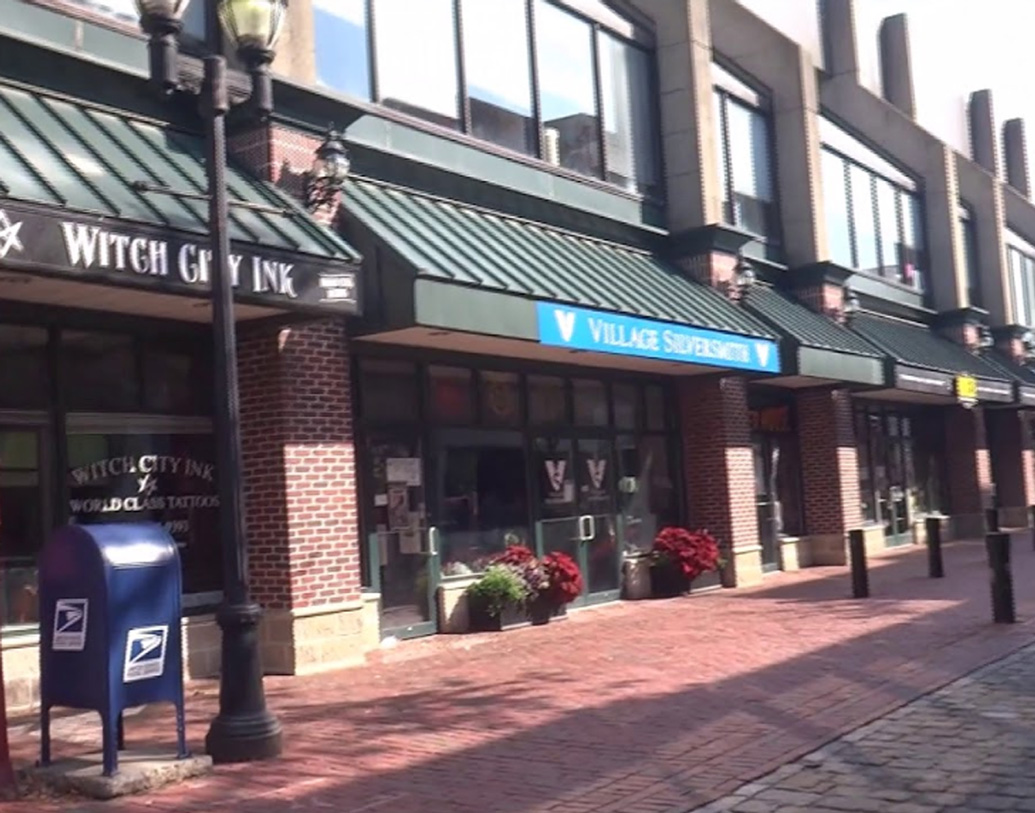 সালেম: ম্যাসাচুসেটস-এর এসেক্স কাউন্টির উপকূলীয় শহর। অতীতে আমেরিকার গুরুত্বপূর্ণ সমুদ্রবন্দর শহর হিসেবে গড়ে উঠেছিল এটি। বর্তমানে পর্যটনস্থল হিসেবে বিশেষ পরিচিতি রয়েছে এই শহরের।