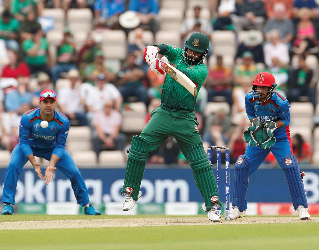 শুরুতেই এ বারের বিশ্বকাপের কনিষ্ঠতম স্পিনার মুজিবের হাতে ধাক্কা খায় বাংলাদেশ। কিন্তু সেই ধাক্কা সামলে দেন শাকিব ও তামিম। তাঁদের ব্যাটিং বুঝিয়ে দেয় অভিজ্ঞতার কোনও বিকল্প হয় না।