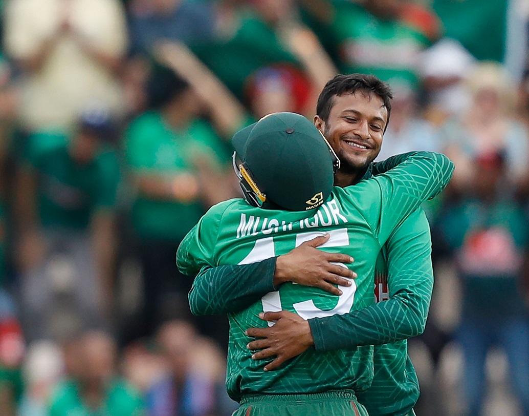 আফগান ওপেনারদের ঠাণ্ডা মাথার ব্যাটিং চিন্তার কারণ হচ্ছিল বাংলাদেশ শিবিরে। প্রথম ১০ ওভারে কোনও উইকেট না হারিয়ে তাঁরা পৌঁছে যায় ৪৮ রানে। বাংলাদেশের পেস বোলাররা উইকেট নিতে ব্যর্থ হলে, অধিনায়ক মোর্তাজা বল তুলে দেন অভিজ্ঞ শাকিবের হাতে। অধিনায়কের বিশ্বাসের মর্যাদা রেখে প্রথম ওভারেই আফগান ওপেনার রহমত শাহ-কে প্যাভিলিয়ানে পাঠান শাকিব।