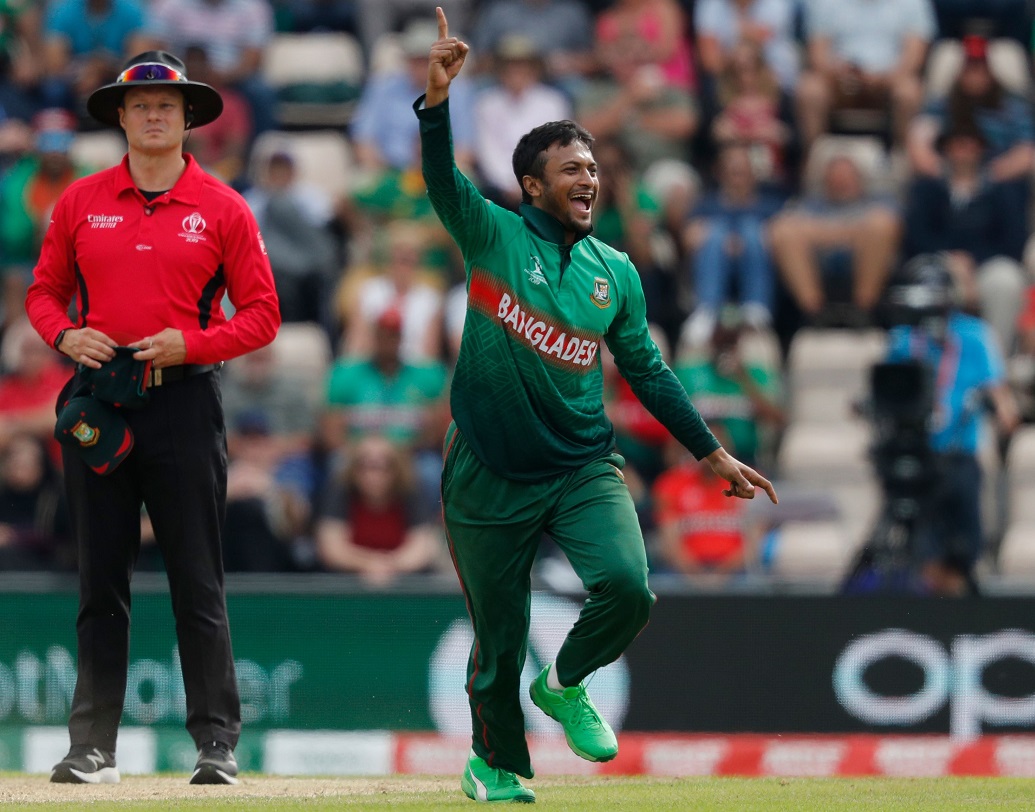 শাকিব পাঁচ উইকেট নিয়ে শুধু যে আফগানিস্তানের ব্যাটিং অর্ডারে ধস নামিয়ে দেন তাই নয়, একই ম্যাচে পাঁচ উইকেট ও অর্ধশতরান করে তিনি ছুঁয়ে ফেলেন যুবরাজ সিংহকে। যা বাংলাদেশের জয়ের পথ মসৃণ করে দেয়।