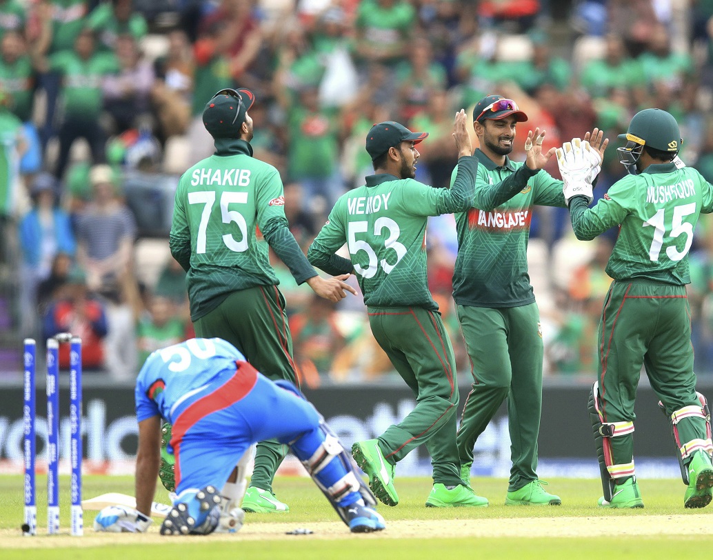 আফগানদের অভিজ্ঞতার অভাব আবার এই ম্যাচে প্রকাশ পায়। রানিং বিটউইন দ্য উইকেটস খারাপ হওয়ার কারণে তাঁদের আস্কিং রান রেট বাড়তে থাকে নিয়মিত। যা সামলাতে যখন তারা আক্রমণাত্মক হতে যায় তখন বেশ দেরি হয়ে গেছে।