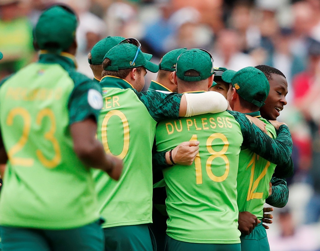 'চোকার্স' তকমা প্রতিবারই জোটে তাঁদের যে কোনও বড় আইসিসি টুর্নামেন্টে। লিগ টেবিলে শেষের আগে দাঁড়িয়ে অতি বড় দক্ষিণ আফ্রিকা সমর্থকও বলবেন না যে তাঁরা শেষ চারে যাবেন। তাঁদের শেষ দু'টি ম্যাচ অস্ট্রেলিয়া ও শ্রীলঙ্কার বিরুদ্ধে। যে ম্যাচ জিতে প্রতিপক্ষের সেমিফাইনালে যাওয়ার পথে বাধা হয়ে দাঁড়াতে পারেন তাঁরা।