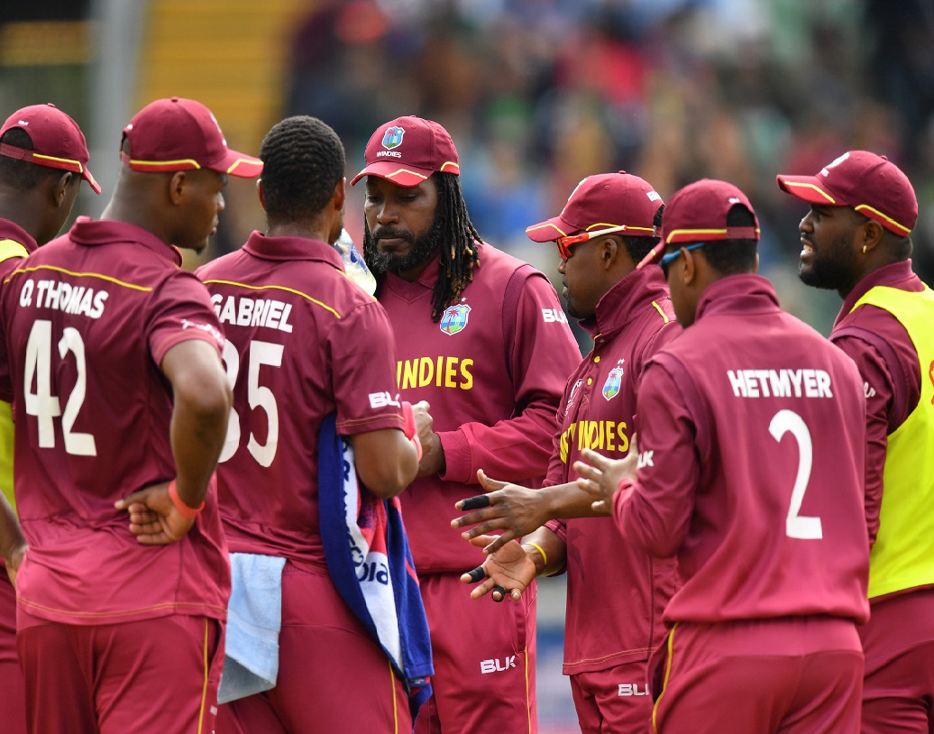 প্রবল আশা জাগিয়েও নিরাশ করল ক্লাইভ লয়েডের দেশ। গেল, হেটমেয়ার, রাসেলের মতো বিখ্যাত টি-২০ খেলোয়াড়দের নিয়ে তৈরি একদিনের দল সে ভাবে আশার আলো দেখাতে পারেনি। ছ’টি ম্যাচে একটি মাত্র জয় পেয়েছে। সেমিফাইনালের পথ বেশ কঠিন। শেষ তিন ম্যাচে জয় পেলেও সেমিফাইনালে যাওয়া নিশ্চিত নয়। তাকিয়ে থাকতে হবে অন্য দলের দিকে।