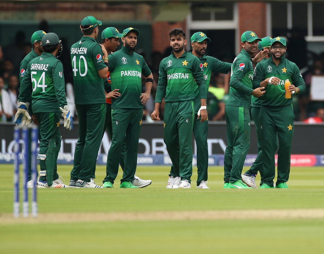 ছ’টি ম্যাচের মধ্যে তিনটিতে হেরে বেশ বিপাকে পাক দল। শেষ তিন ম্যাচে সরফরাজদের খেলতে হবে নিউজিল্যান্ড, বাংলাদেশ ও আফগানিস্তানের বিরুদ্ধে। সেমিফাইনালে যেতে হলে পাকিস্তানকে জিততে হবে বাকি সব ম্যাচ। কাগজে কলমে এখনও তাদের আশা রয়েছে শেষ চারে যাওয়ার। কারণ দলটার নাম পাকিস্তান। সব চেয়ে আনপ্রেডিক্টেবল দল।