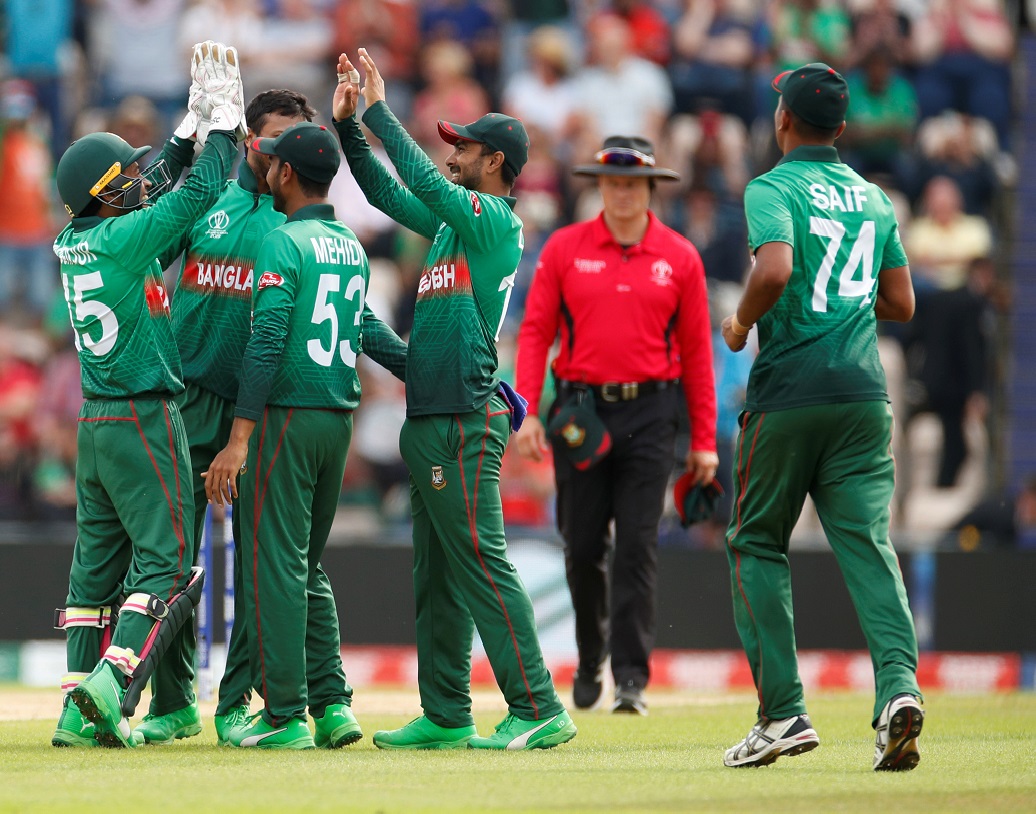 চলতি বিশ্বকাপে চমক দেখাচ্ছে বাংলাদেশ। অভিজ্ঞতা ও তারুণ্যের মিশেলে দারুণ এক টিম। অনেক বড় দলেরই চিন্তার কারণ হয়ে দাঁড়াচ্ছেন শাকিবরা। শেষ দুই ম্যাচে তাঁরা মুখোমুখি হবে পড়শি দেশ ভারত ও পাকিস্তানের। আর একটি ম্যাচে জয় পেলে শেষ চারে যাওয়ার রাস্তা প্রশস্ত হবে বাংলাদেশের।