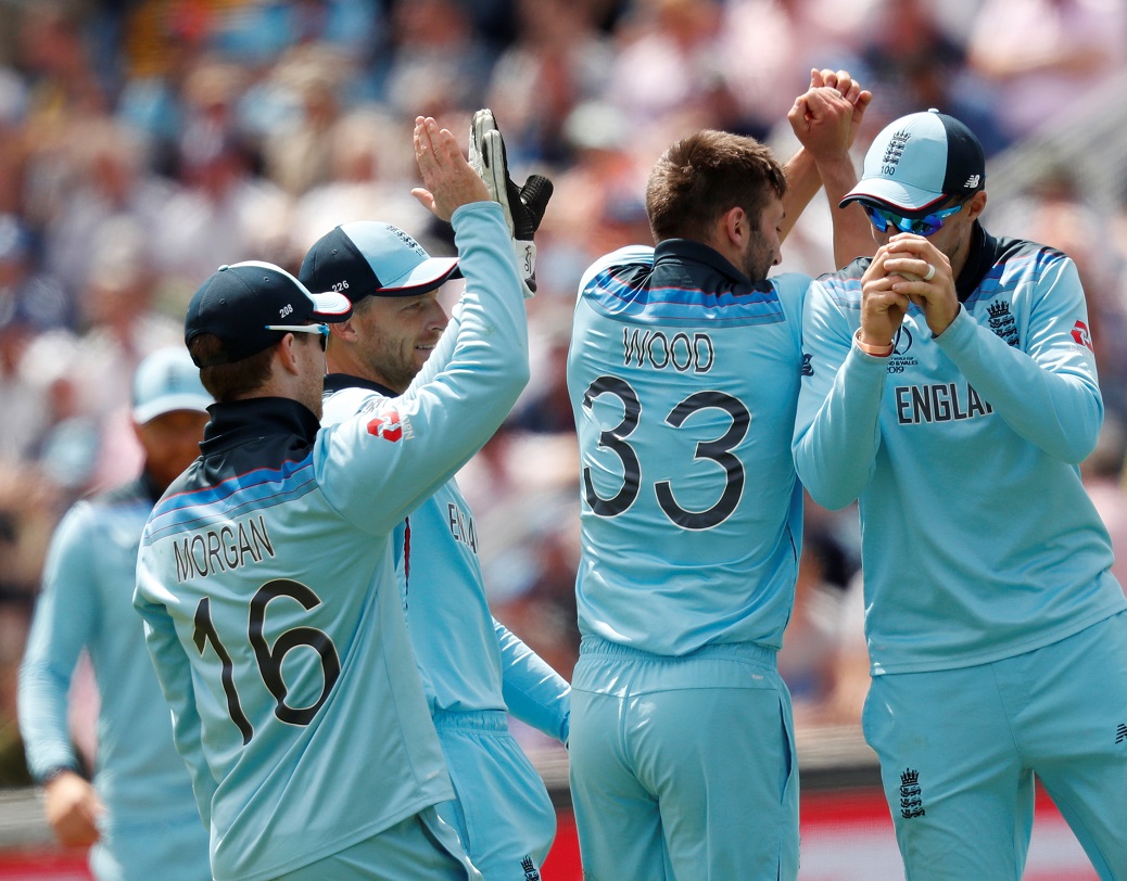 এখনও পর্যন্ত বিশ্বকাপ জয়ের স্বাদ পায়নি ইংল্যান্ড। তবে এ বারের আয়োজক দেশকে অনেক বিশেষজ্ঞই কাপ জয়ের দাবিদার মনে করছেন। তবে শ্রীলঙ্কার মতো সহজ প্রতিপক্ষের বিরুদ্ধে হেরে একটু চাপে মর্গান বাহিনী। বাকি তিনটি ম্যাচ রয়েছে অস্ট্রেলিয়া, ভারত ও নিউজিল্যান্ডের মতো কঠিন প্রতিপক্ষের বিরুদ্ধে। শেষ চারে যাওয়ার সম্ভাবনা যথেষ্ট ইংল্যান্ডের কিন্তু তিনটি ম্যাচেই যদি বিপর্যয় ঘটে 
তাহলে শ্রীলঙ্কা, বাংলাদেশ, পাকিস্তান ও ওয়েস্ট ইন্ডিজের দিকে।