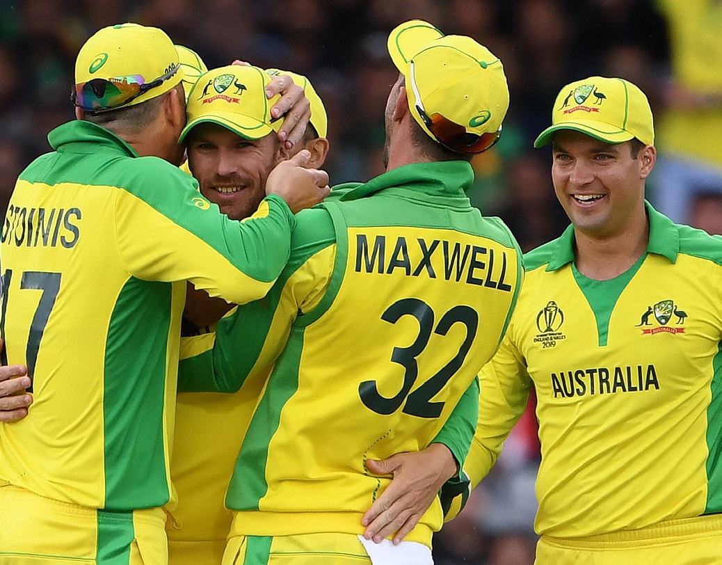 পাঁচ বারের বিশ্ব চ্যাম্পিয়নরা সব সময়েই ফেভারিট। এক বছর নির্বাসন কাটিয়ে ফিরে এসেছেন স্টিভ স্মিথ ও ডেভিড ওয়ার্নার। তাঁদের প্রত্যাবর্তনে দলের শক্তি আরও বেড়ে গিয়েছে। তার প্রমাণ মিলছে ইংল্যান্ডে। ছ’টি ম্যাচে তাঁদের সংগ্রহ ১০ পয়েন্ট। সেমিফাইনালে যেতে হলে দু'টি ম্যাচে জয় চাই অজিদের। তাঁদের ম্যাচ বাকি ইংল্যান্ড, নিউজিল্যান্ড ও দক্ষিণ আফ্রিকার বিরুদ্ধে।