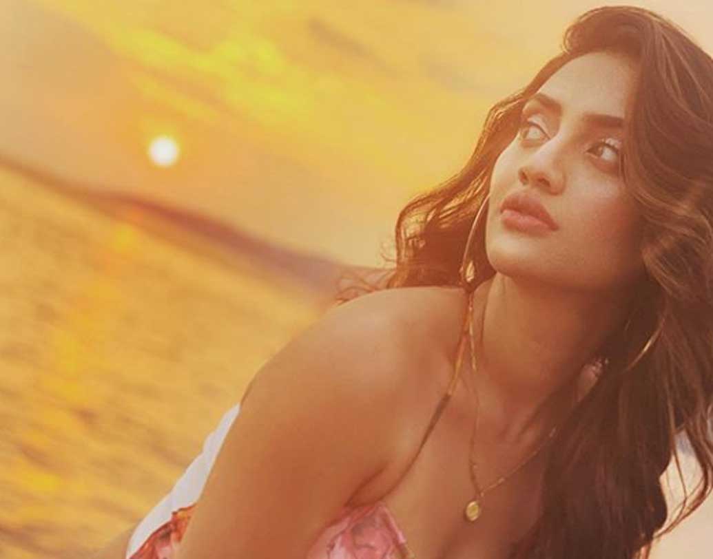 ‘সান-সি অ্যান্ড মি’— ছবিটি শেয়ার করে লিখেছেন নুসরত। বোদরুমে কাটানো তাঁর একান্ত মুহূর্ত। টলিউডে সেই অর্থে ডেস্টিনেশন ওয়েডিং শুরু হল নুসরতের হাত ধরেই।