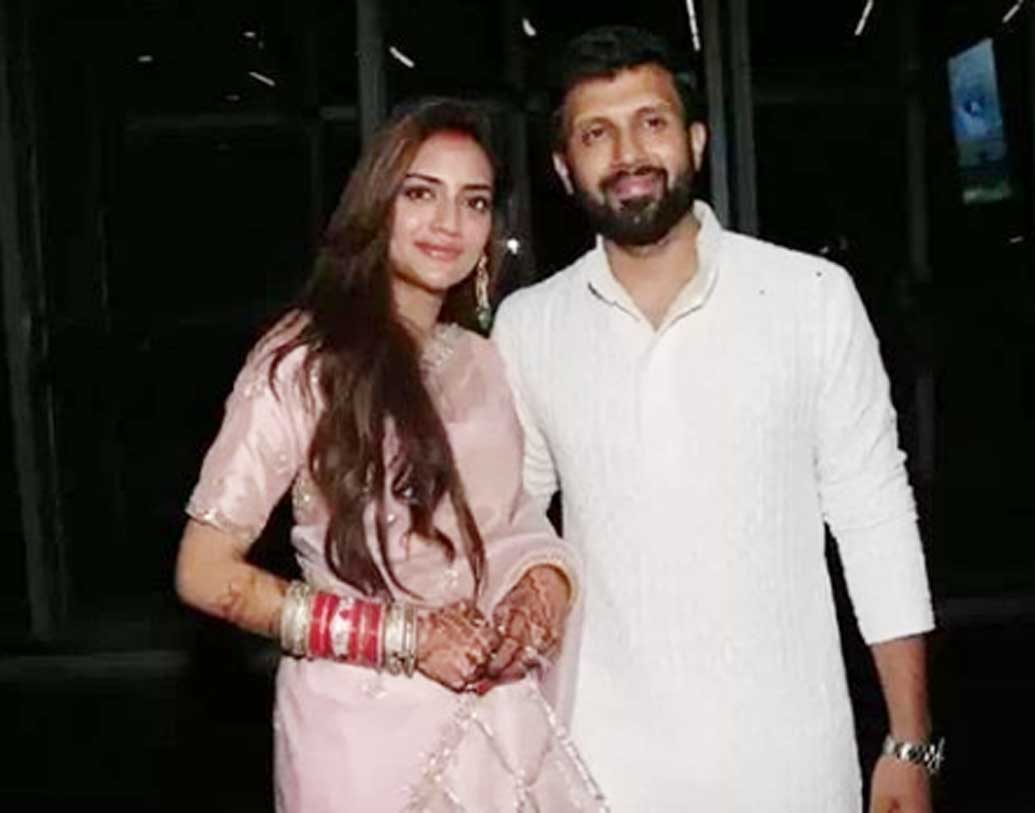 গত শনিবার রাতে কলকাতা ফিরেছেন নুসরত-নিখিল। বিমানবন্দরেও তাঁদের অভ্যর্থনা জানাতে হাজির ছিলেন প্রিয়জনেরা।