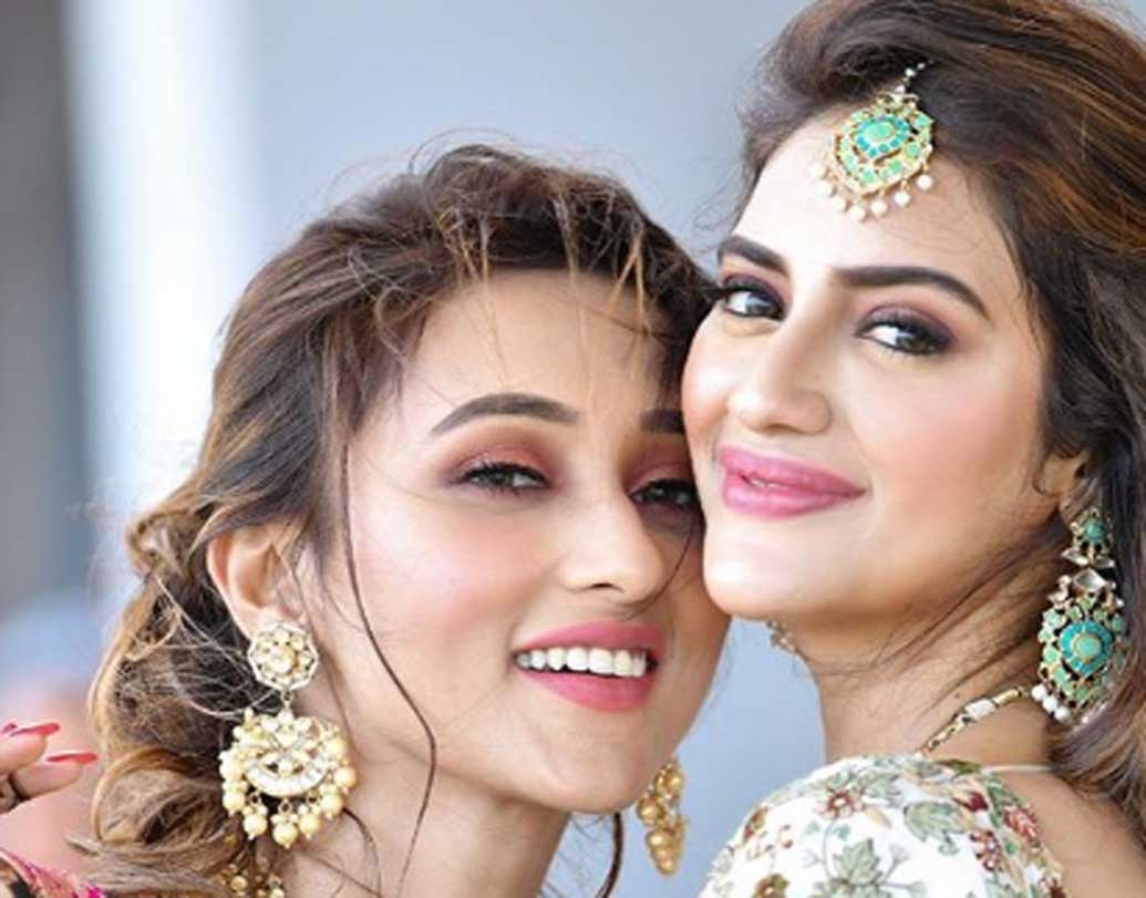 কলকাতা ফিরেছেন নুসরতের বিয়েতে বোদরুমে টলিউড থেকে একমাত্র আমন্ত্রিত অভিনেত্রী মিমি চক্রবর্তীও। তিনিও সদ্য নির্বাচিত সাংসদ। কিন্তু নুসরতের বিয়েতে উপস্থিত থাকার কারণে দুই বন্ধুর শপথ নেওয়া হয়নি।