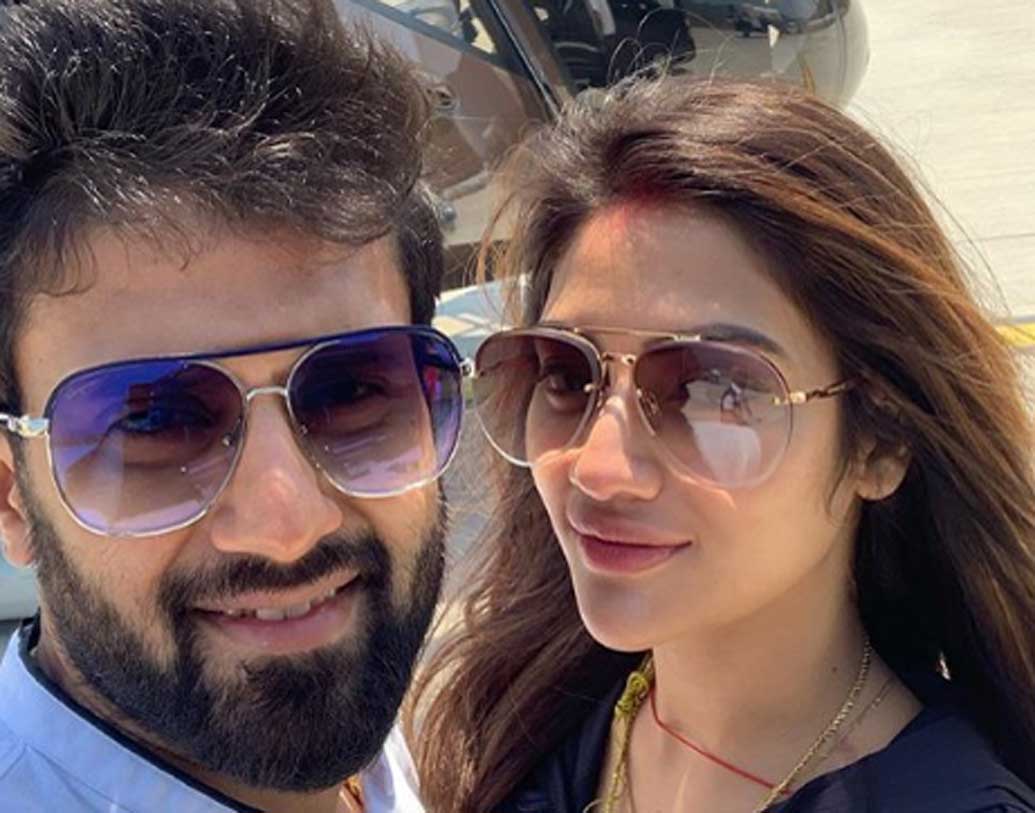 শোনা যাচ্ছে, সপ্তাহের শুরুতেই নিখিলকে সঙ্গে নিয়ে দিল্লি গিয়েছেন নুসরত। সেখানেই শপথ নিয়ে সংসদের কাজ শুরু করবেন।