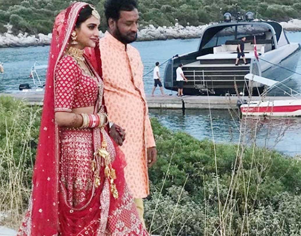 রাজনীতি এবং বিয়ে। খুব কম সময়ের মধ্যে জীবনের দুটো নতুন চ্যাপ্টার শুরু করলেন নুসরত। কবে শুটিং ফ্লোরে ফিরবেন, তা অবশ্য এখনও জানাননি তিনি।