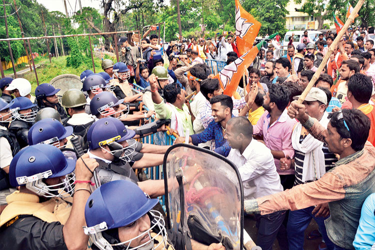 আসানসোলে পুলিশ কমিশনারের কার্যালয়ের সামনে ব্যারিকেড ভাঙার চেষ্টা বিজেপি কর্মী-সমর্থকদের। সোমবার। ছবি: পাপন চৌধুরী