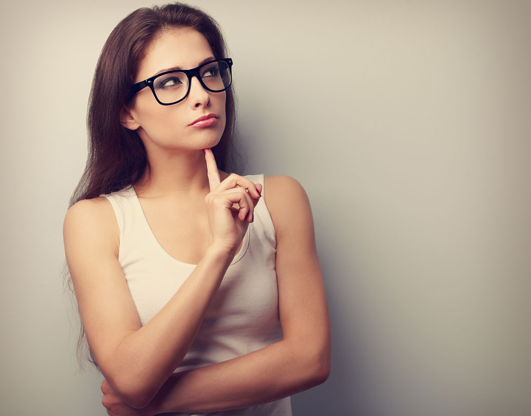 ব্যস্ততায় সন্দেহ: ফোনে অনেক ক্ষণ না পেলেই বা বাড়ি ফিরতে দেরি হলেই সন্দেহের বশে যা মুখে আসে তাই? তা হলে এ বার তাতে রাশ টানুন। ফোনে অন্য কেউ ব্যস্ত থাকতেই পারেন। দরকারি কথা বা নিছক আড্ডাও হতে পারে, তার মানেই তা নিয়ে জটিল কোনও ইঙ্গিতে একা একাই পৌঁছে যাবেন না, আর তা নিয়ে কখনওই জবাবদিহি করবেন না।