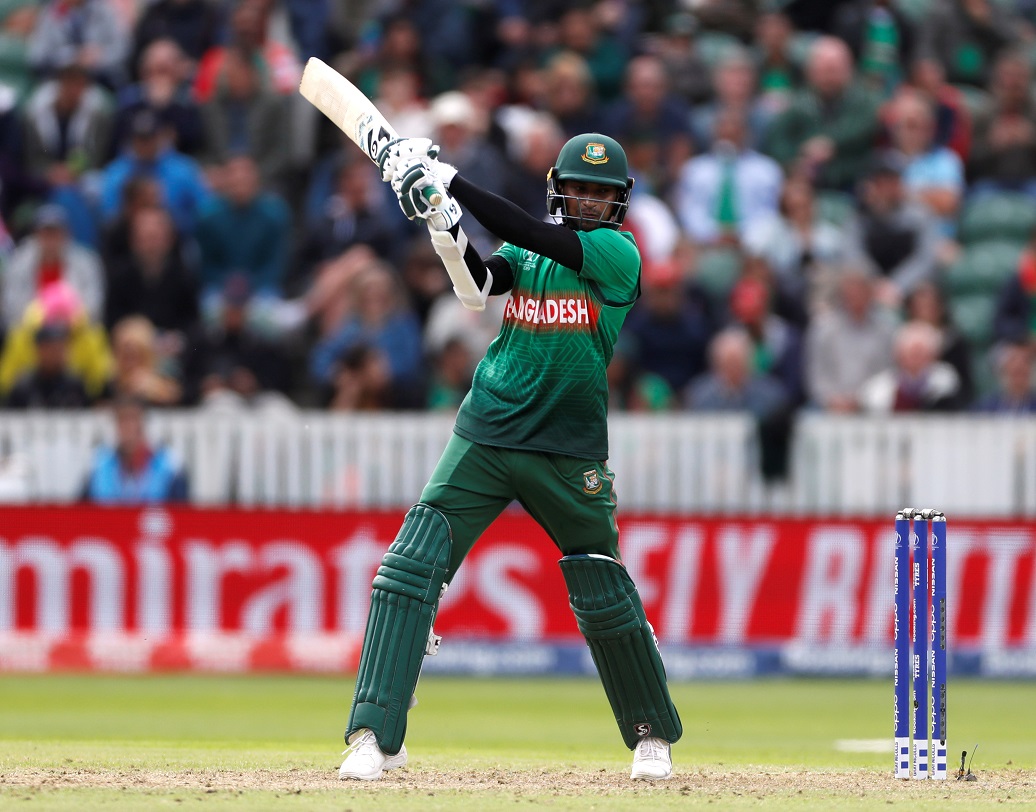 সাকিব অল হাসান: তাঁকে কেন যে বিশ্বের অন্যতম সেরা অলরাউন্ডার বলা হয়, চলতি বিশ্বকাপে তা বারবার প্রমাণ করে চলেছেন সাকিব। ব্যাট-বল দুই ক্ষেত্রেই অনবদ্য এই বাংলাদেশি বহু ম্যাচ জিতিয়েছেন দলকে। ছবি: রয়টার্স ।