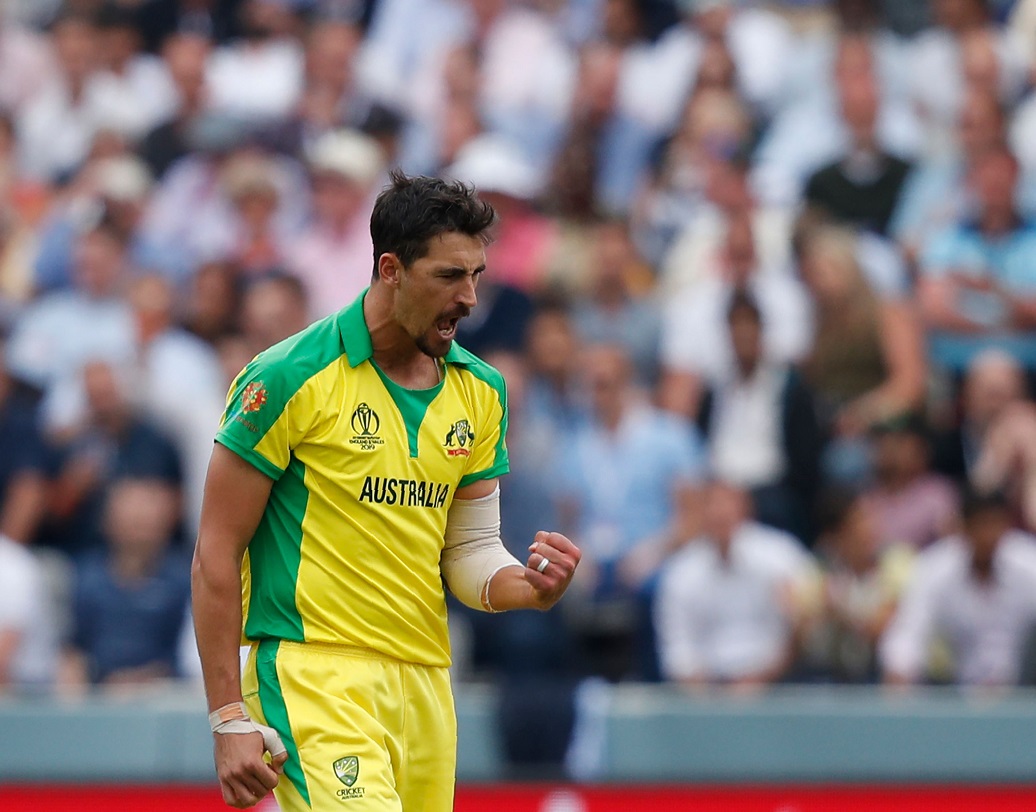 মিচেল স্টার্ক: চলতি বিশ্বকাপে দুরন্ত ছন্দে রয়েছেন অস্ট্রেলীয় এই ফাস্ট বোলার। বল হাতে তাঁর রানআপ রক্তচাপ বাড়িয়ে দেয় বিশ্বের বড় বড় ব্যাটসম্যানদের। বিশ্বকাপে এই মুহূর্তে সর্বোচ্চ উইকেট নেওয়ার তালিকায় এক নম্বরে তিনি। ছবি: এফপি ।