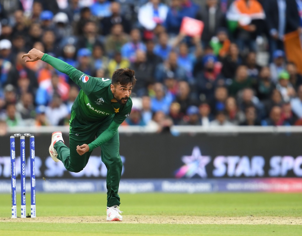 মহম্মদ আমির: বিষাক্ত সুইং আর গতির মেলবন্ধনে বিপক্ষের ব্যাটিং লাইনআপকে একাই ধ্বংস করে দিতে পারেন। স্লোয়ার হোক বা বাউন্সার বোলিং বৈচিত্রে চলতি বিশ্বকাপে মারাত্মক দেখাচ্ছে আমিরকে। ছবি: এফপি ।