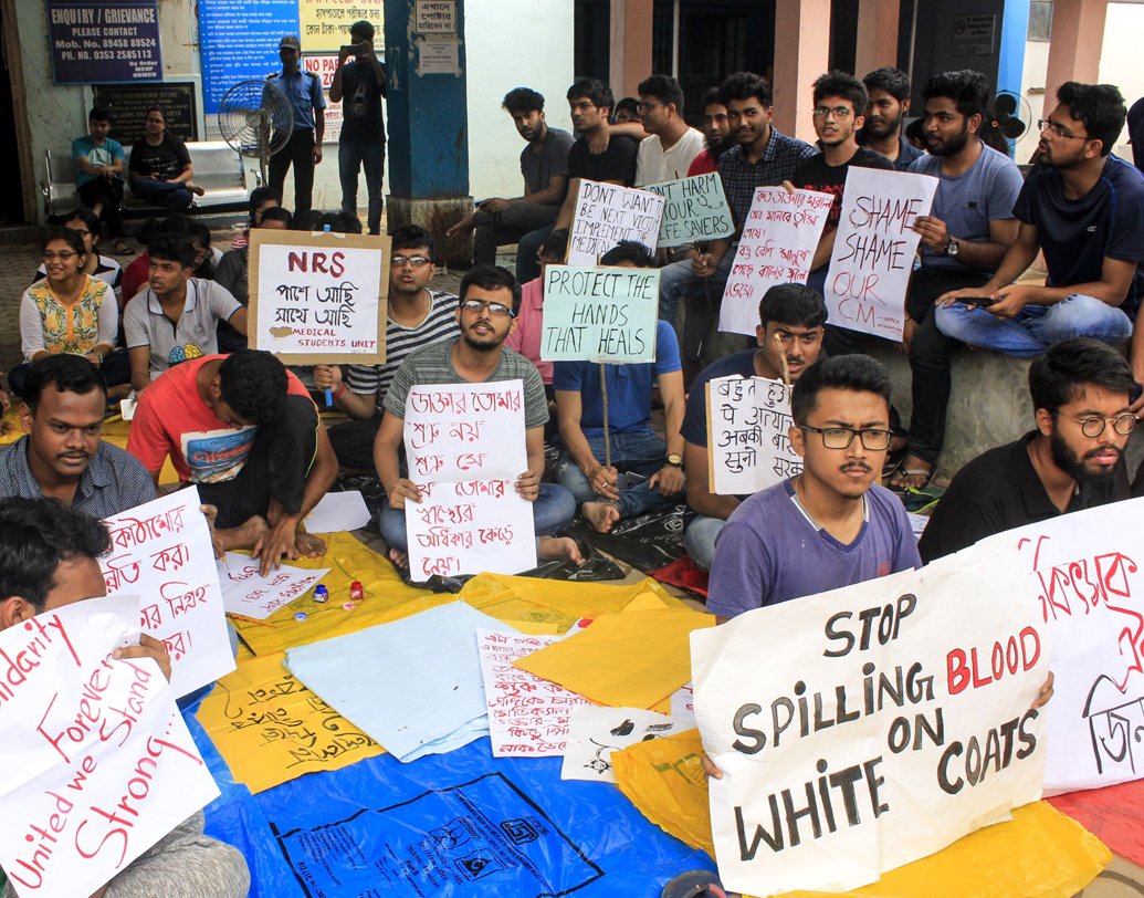 সম্প্রতি জুনিয়র ডাক্তারদের ধর্মঘটের জেরে রাজ্যের স্বাস্থ্যব্যবস্থার হৃদস্পন্দনই বন্ধ হয়ে গিয়েছিল। ফেয়ার প্রাইস মেডিসিন শপ, স্বাস্থ্যসাথীর মতো প্রকল্প, জেলায় জেলায় সুপার স্পেশালিটি হাসপাতাল তৈরি হয়েছে পশ্চিমবঙ্গে। তবু অন্তত নীতি আয়োগের তালিকায় সেই প্রতিচ্ছবি ফুটে ওঠেনি। পশ্চিমবঙ্গের স্থান ১১।