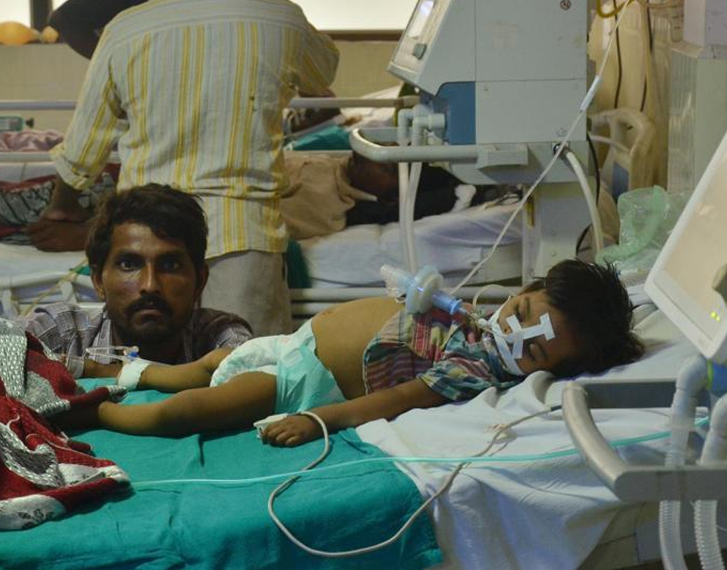 ২০১৭ সালে উত্তরপ্রদেশের গোরক্ষপুর হাসপাতালে অক্সিজেনের অভাবে মৃত্যু হয়েছিল ৬৩ শিশুর। এ ছাড়াও নানা কারণে মাঝেমধ্যেই শিরোনামে উঠে আসে উত্তরপ্রদেশ। নীতি আয়োগের রিপোর্টে যোগী আদিত্যনাথের রাজ্য সবচেয়ে নীচে। অর্থাৎ স্বাস্থ্য ব্যবস্থার হাল সবচেয়ে খারাপ উত্তরপ্রদেশে।