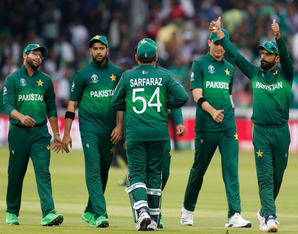 পাকিস্তান- সরফরাজের ফিটনেস নিয়ে কিছু দিন আগেই তীব্র কটাক্ষ করেছিলেন পাকিস্তানের প্রাক্তন পেসার শোয়েব আখতার। সরফরাজদের ফিটনেসের হতশ্রী চেহারা ফুটে উঠছে তাঁদের খেলাতেও। এখনও অবধি ১৪টি ক্যাচ ফেলে চলতি বিশ্বকাপে সবথেকে খারাপ ফিল্ডিং পারফরম্যান্সের নিদর্শন রেখেছেন তাঁরা। ক্যাচ মিসের তালিকায় তাদের স্থান এক নম্বরে। ছবি: রয়টার্স।