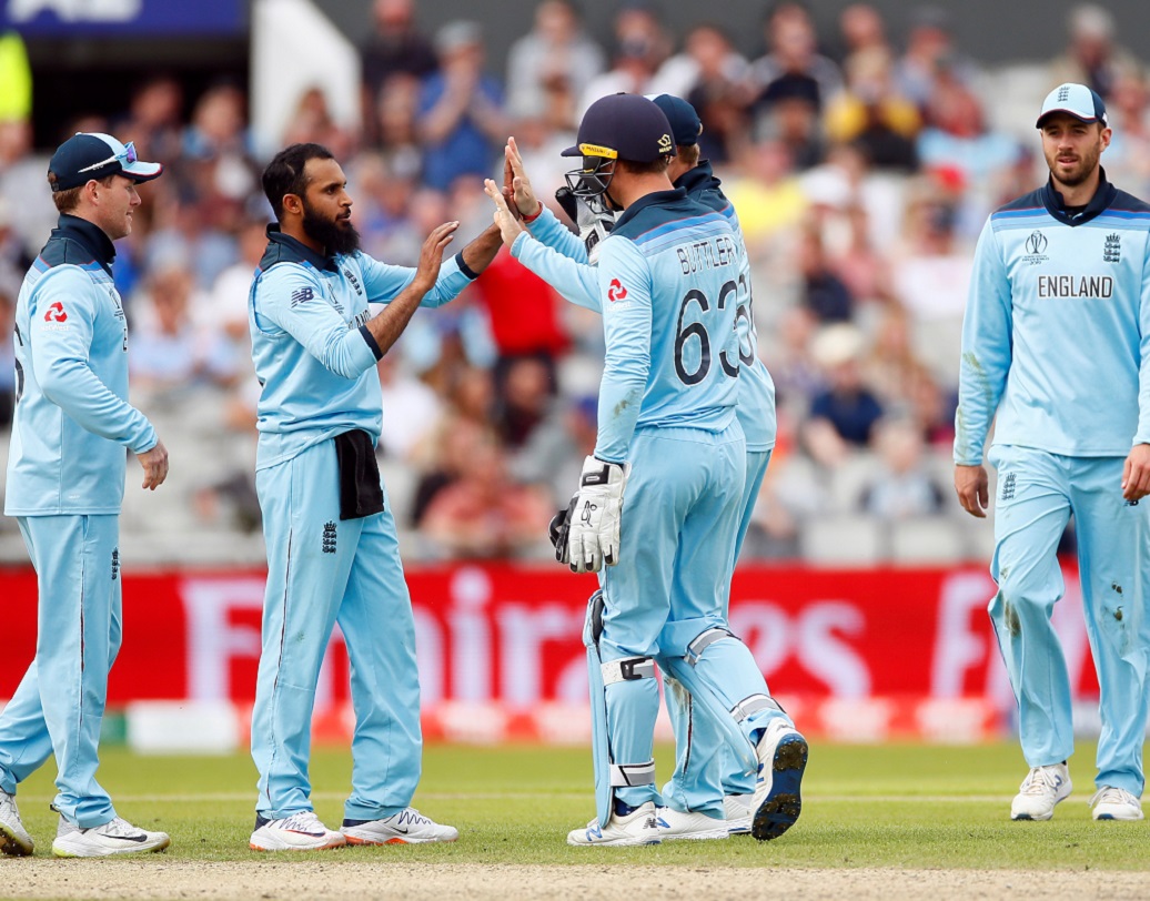 ইংল্যান্ড- চলতি বিশ্বকাপে একের পর এক ম্যাচ হেরে কিছুটা চাপে অইন মরগ্যানের দল। এর পিছনে রয়েছে মূলত ক্যাচ মিস করার প্রবণতা। এখনও পর্যন্ত মোট ১২টি ক্যাচ ফেলেছে ইংল্যান্ড। ছবি: এফপি।