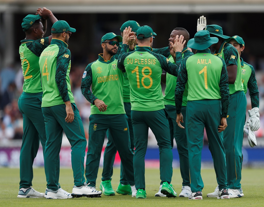 দক্ষিণ আফ্রিকা- বিশ্বকাপে চোকার্সদের এ বারের বিশ্বকাপ অভিযান শেষ। পর পর ম্যাচ হারার পিছনে দায়ী সেই ক্যাচের সুযোগ নষ্ট করা। সর্বমোট ৮টি ক্যাচ হাতছাড়া করেছে রোডস-গিবসদের দেশ। ছবি: রয়টার্স।