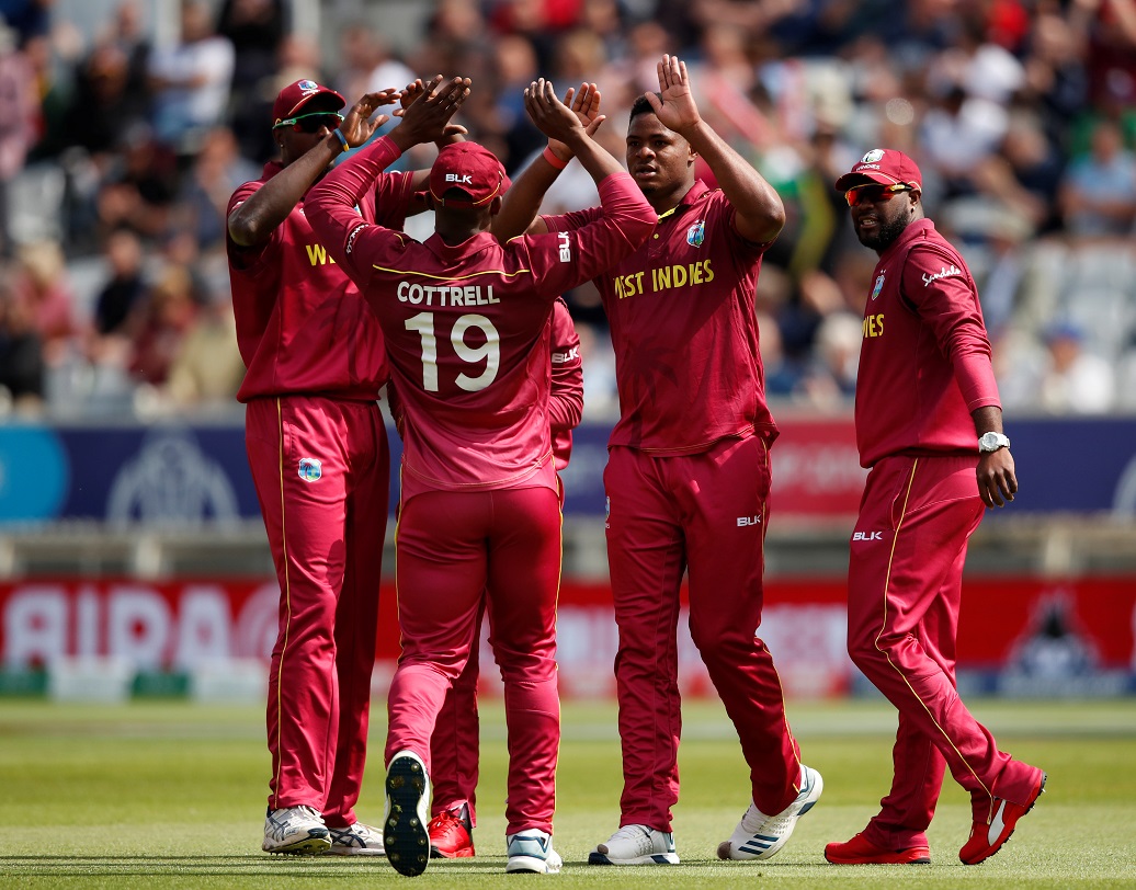 ওয়েস্ট ইন্ডিজ- এক সময়ে ফিল্ডিংয়ে দুর্দান্ত ছিল ক্লাইভ লয়েডের দেশ। তবে চলতি বিশ্বকাপে ক্যারিবিয়ানদের ফিল্ডিং মোটেও ভাল হয়নি। সব মিলিয়ে প্রায় ৬টি ক্যাচ হাতছাড়া করেছেন জেসন হোল্ডাররা। ছবি: রয়টার্স।