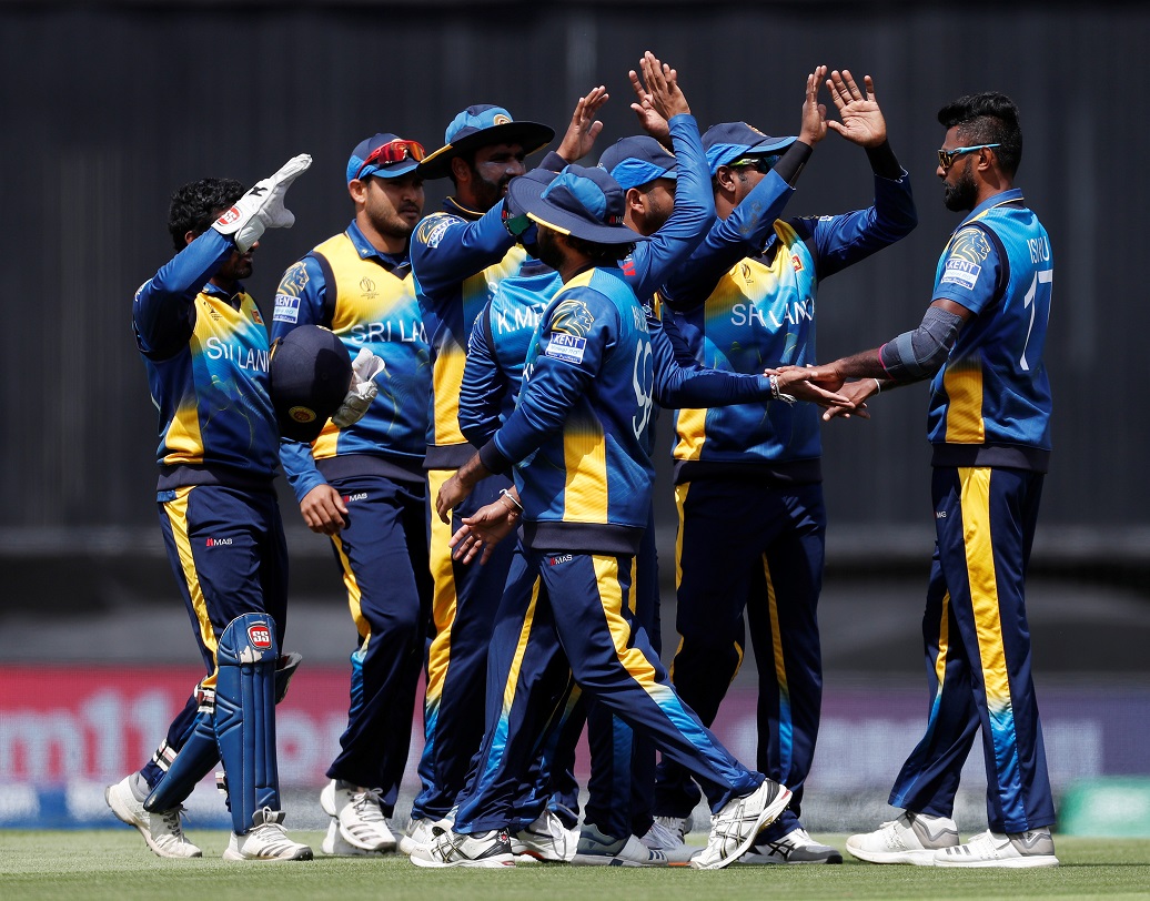 শ্রীলঙ্কা- বিশ্বকাপের শুরু থেকেই ধুঁকতে থাকা শ্রীলঙ্কার বিশ্বকাপে টিকে থাকার সম্ভাবনা বেশ কম। এই দ্বীপরাষ্ট্রের ব্যর্থতার পিছনে অন্যতম কারণ হয়ে দাঁড়ায় ক্যাচ ফেলা। চলতি বিশ্বকাপে মোট তিনটি ক্যাচ ফেলেছে তাঁরা। এ ছাড়াও মিস ফিল্ডিংয়ে রানও দিয়েছে অনেক। ছবি:রয়টার্স।