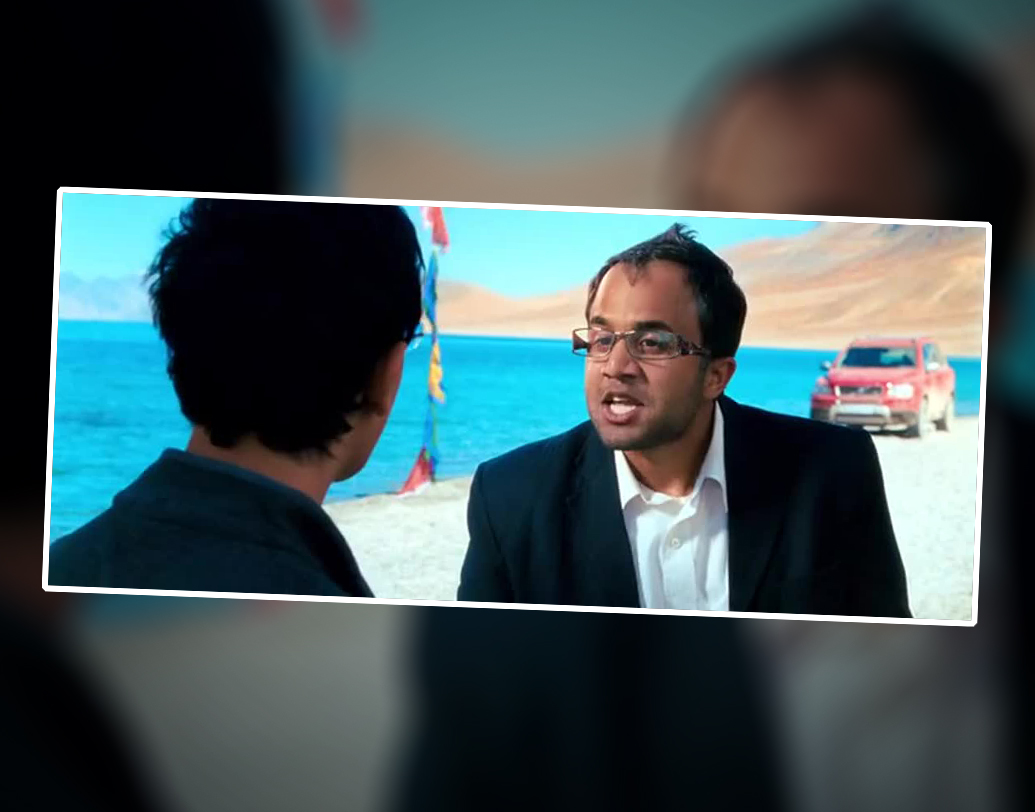 চতুরের সেলফোন থেকে ছবি দেখানোর দৃশ্যটি  নিয়েও সমস্যা আছে। চতুর তাঁর সেলফোনটির মাত্র একটি বার ছুঁয়েই মোবাইল ডিকশনারি থেকে শুরু করে যে ছবি দেখাতে চান, সেটিও দেখিয়ে ফেলেন। কোন আধুনিক প্রযুক্তির ফোনে মাত্র এক বার টাচ করেই নানা বিষয় দেখানো যায়?