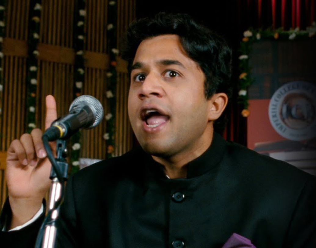 চতুরের শিক্ষক দিবসের মূল ভাষণটি তৈরি করে দিয়েছিলেন কলেজেরই এক কর্মী। তার বেশ কিছু শব্দ কেবল চতুরের অজান্তে বদলে দিয়েছিল র‌্যাঞ্চো। চতুরও রীতিমতো মুখস্থ করে এসেছিল সেই শব্দ বদলানো বক্তৃতা। কিন্তু তা সত্ত্বেও দৃশ্যে দেখা যায় চতুরের বলা বক্তৃতার সঙ্গে মুখস্থ করে আসা বক্তৃতাতেও রয়েছে বেশ কিছু বাক্যগত অমিল, যা র‌্যাঞ্চো করেনি।