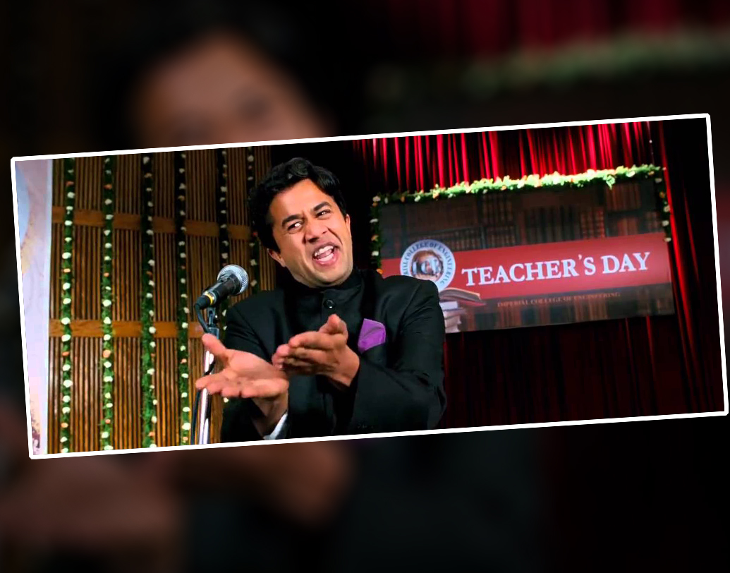 মঞ্চের ব্যানারে TEACHER’S DAY। যদিও ইংরেজিতে এটি একটা ব্যকরণগত ভুল। অত বড় কলেজে এত বড় ভুল চোখ এড়ায়নি অনেকেরই। ঠিক শব্দবন্ধটি TEACHERS' DAY।