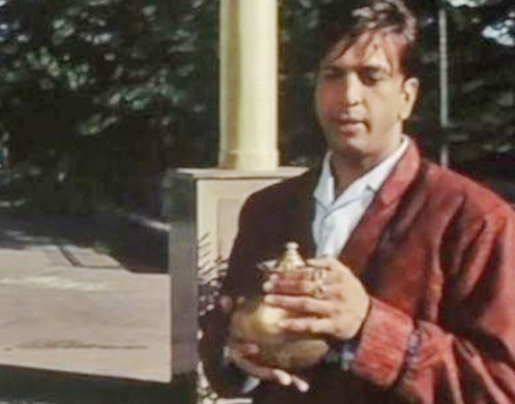 আর এক দৃশ্যে দেখা যায় ফারহান একটি ঘটের ঢাকনাকে কমোডে ফেলে দিচ্ছে, কিন্তু ঠিক তার পরের দৃশ্যে ওই ঘটটির উপর ঢাকনাটিকে আবার দেখা যায়! এ কী করে সম্ভব?