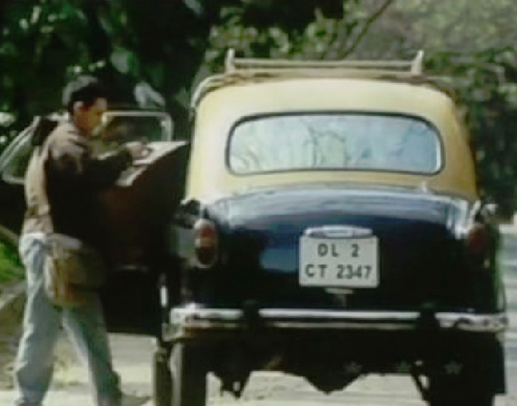 যে ট্যাক্সিতে চড়ে আমির খান কলেজের সমাবর্তনের পর বেড়িয়ে যাচ্ছেন, তার নম্বর প্লেটটি দিল্লির ট্রাফিক পুলিশের নয়, এমনকি ওই ভাবে কোনও গাড়ির নম্বরও হয় না। আইনের চোখেও তা অপরাধ। জেল-জরিমানাও হতে পারে। অথচ সেই ট্যাক্সিকে কেউই রাস্তায় আটকায় না।