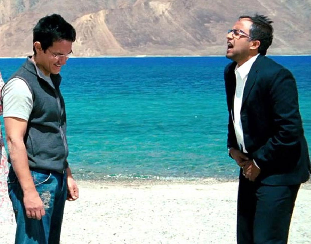 শেষ দৃশ্যে দেখা যায়, বন্ধুদের সঙ্গে দেখা হওয়ার পর  র‌্যাঞ্চোকে তাঁরা বালিতে ফেলে খুব মারছেন। যদিও তা ভালবাসার মার। তখন র‌্যাঞ্চোর জামা-কাপড়ে খুব কম পরিমাণ বালি লেগেছিল। কিন্তু চতুরের সঙ্গে দেখা হওয়ার দৃশ্যে বালির পরিমাণ অনেকটাই বেড়ে যায়। এও কন্টিনিউয়েশনের ভুল।