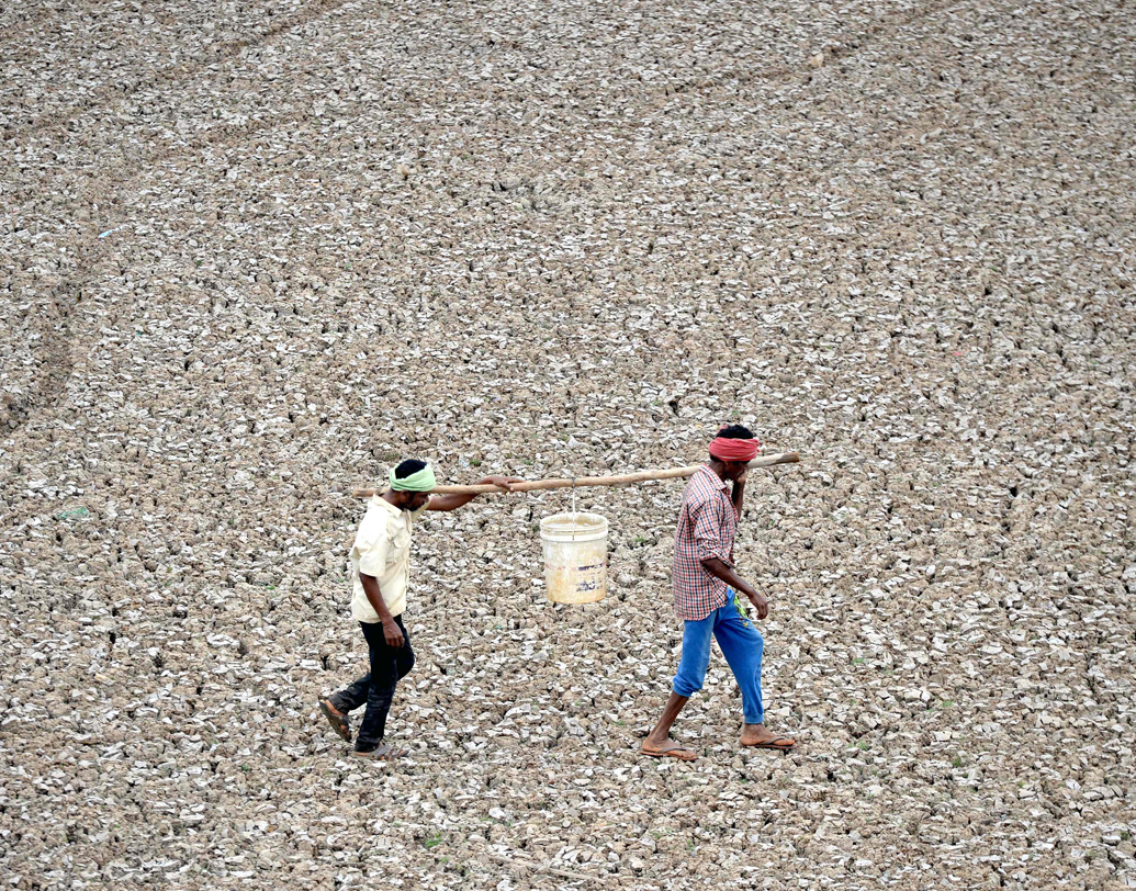 নীতি আয়োগের রিপোর্ট থেকে আরও জানা যাচ্ছে, আগামী ২০৩০ সালের মধ্যে বিশুদ্ধ পানীয় জলের প্রবল সঙ্কটে পড়বেন ৪০ শতাংশেরও বেশি ভারতীয়। ভারতের ইতিহাসে এ রকম ঘটনা আগে কখনও ঘটেনি।