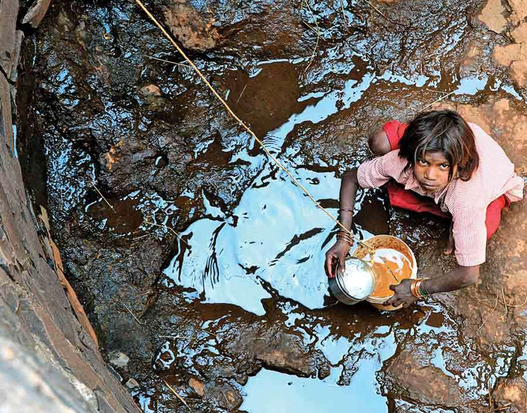 চলতি বছরে প্রায় ২০০ দিন ছিটেফোঁটা বৃষ্টির মুখ না দেখায় চেন্নাই জুড়ে দেখা যাচ্ছে জলের হাহাকারের চিত্র। শুকিয়ে গিয়েছে তিনটি নদী, চারটি জলাশয়, পাঁচটি জলাভূমি। ক্রমাগত জলবায়ুর পরিবর্তনে বেড়ে চলেছে বৃষ্টিপাতের ঘাটতি। চলতি জুন মাসের ১ থেকে ২৫ তারিখ পর্যন্ত চেন্নাইতে এই ঘাটতি ৬৫ শতাংশের মতো।