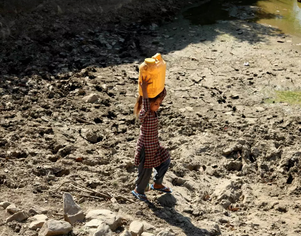 মধ্যপ্রদেশের ছবিটাও মোটামুটি একই। দিনের বেলা তাপমাত্রা ৪৫ ডিগ্রি সেলসিয়াসের কাছাকাছি থাকছে। সঙ্গে তীব্র জল সঙ্কট। মানুষের প্রাণ ওষ্ঠাগত। শুধু মানুষই নয়, ক্ষতিগ্রস্ত হচ্ছে বন্যপ্রাণও। মধ্যপ্রদেশের দেওয়াসে পুঞ্জাপুরা জঙ্গলে পাওয়া গিয়েছে ১৫টি হনুমানের দেহ। প্রচণ্ড গরমে জলের অভাবে হিটস্ট্রোকে তাদের মৃত্যু হয়েছে বলে বন আধিকারিকদের অনেকের মত।