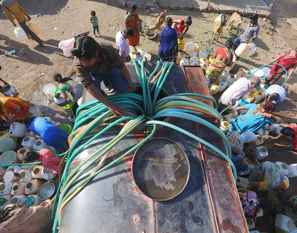 কিন্তু কেন এই তীব্র জল সঙ্কট? রাষ্ট্রপুঞ্জের সর্বশেষ তথ্য অনুযায়ী, ভারতের বর্তমান জনসংখ্যা প্রায় ১৩৬ কোটি। এই বিপুল জনসংখ্যার চাপ স্বাভাবিক ভাবেই এসে পড়ছে প্রকৃতির উপর। এ ছাড়া জল সঞ্চয়ের বিষয়ে বেশির ভাগ মানুষের সাধারণ সচেতনতার অভাব জল সঙ্কটের অন্যতম প্রধান কারণ বলে মনে করছেন বিশেজ্ঞরা।