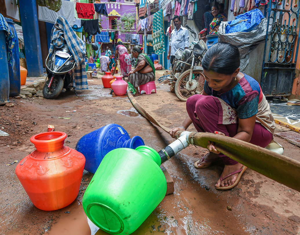 কর্নাটকেও ছবিটাও মোটামুটি একই। পানীয় জলের অভাবের জন্য সাময়িক ভাবে বন্ধ রাখা হয়েছে স্কুল। জলের অভাবে চাষবাসের ক্ষতি হয়েছে প্রচুর। এক বেসরকারি সমীক্ষা জানাচ্ছে, খরার প্রভাব পড়েছে ৮২ লক্ষ কৃষকের উপর।