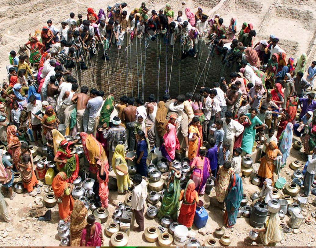 তা ছাড়াও কল-কারখানা থেকে বার হওয়া দূষিত বর্জ্য পদার্থ ভূগর্ভস্থ জলকে ক্রমাগত ঠেলে দিচ্ছে দূষণের দিকে। পরিশ্রুত জল হয়ে উঠছে বিষাক্ত।