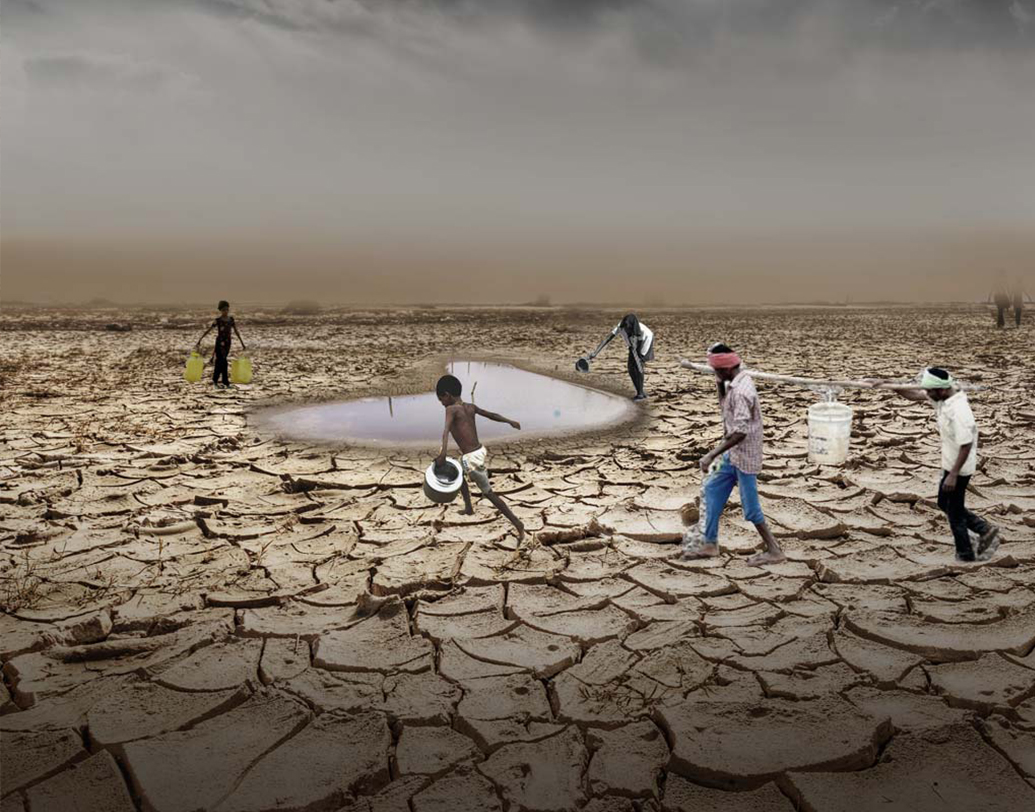 রাজধানী দিল্লিও তীব্র জল সঙ্কটের আশঙ্কায় রয়েছে। দিল্লি জল বোর্ড জানাচ্ছে, রাজধানী শহরে জল সঙ্কট মোকাবিলার সমস্ত রকম পরিকাঠামোই রয়েছে। কিন্তু বিশ্ব উষ্ণায়নের ফলে বৃষ্টির হার কমে যাওয়ায় নদী শুকিয়ে যাচ্ছে, কমছে মাটির তলার জল। গ্রাফিক:তিয়াসা দাস