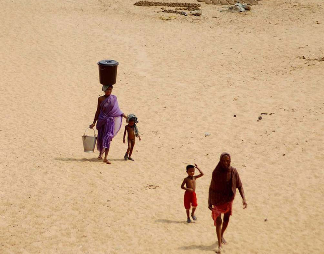 আসন্ন এই বিপদের মোকাবিলা করার কি কোনও উপায় নেই? পরিবেশ বিজ্ঞানীদের মতে, রেন ওয়াটার হারভেস্টিং বা বৃষ্টির জল সংরক্ষণ কিছুটা হলেও পরিস্থিতি সামাল দিতে পারে।