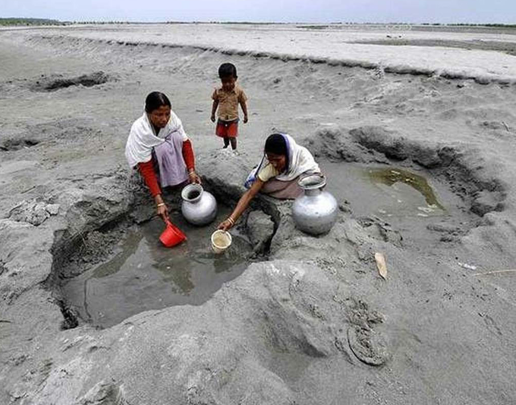 ২০১১ সালে পশ্চিমবঙ্গের মুখ্যমন্ত্রী মমতা বন্দ্যোপাধ্যায় 'জল ধরো জল ভরো' নামে যে কর্মসূচি গ্রহণ করেন, তার মূল বক্তব্য ছিল— যে কোনও উপায়ে বৃষ্টির জল সংরক্ষণ ও তার ব্যবহার। পশ্চিমবঙ্গ সরকারের তথ্য অনুযায়ী এই প্রকল্পে প্রায় ১ লক্ষ ২ হাজার পুকুর খনন করা হয়েছে। এর জন্য প্রতিটি ব্লকে নির্ধারিত টাকাও বরাদ্দ করা হয়েছিল। তবে তা কতটা ফলপ্রসূ হয়েছে তা নিয়ে সন্দেহ প্রকাশ করছেন বিরোধীরা।