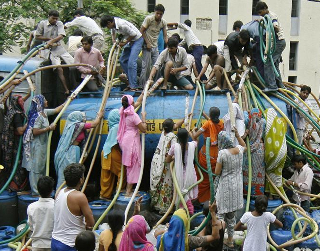 সরকারের প্রকল্প তো রয়েছেই, তা ছাড়া নিজেকেও করতে হবে বৃষ্টির জল সংরক্ষণ। সংরক্ষণের সময় দু’টি জিনিস মাথায় রাখতে হবে। প্রথম পড়া বৃষ্টির জল কিছুতেই সংগ্রহ করবেন না। সংগ্রহ করা বৃষ্টির জল যেন অতি অবশ্যই মাটির ৬০ ফুট নীচ পর্যন্ত পৌঁছয়।