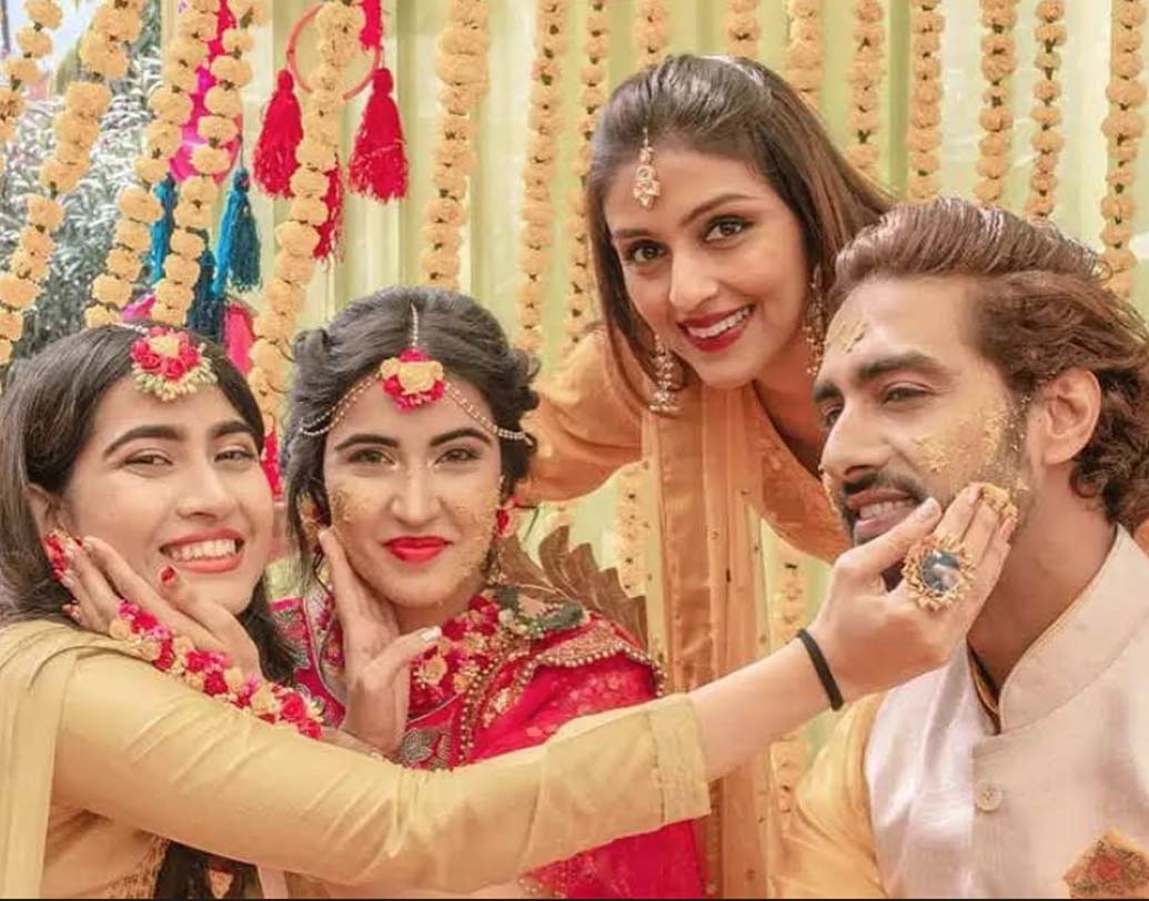 বলিউড থেকে টেলি অভিনেত্রী শিনা বাজাজ এবং অভিনেতা রোহিত পুরোহিত আমন্ত্রিত ছিলেন এই হেভিওয়েট বিয়েতে। অভিনেত্রী শিনা বাজাজ সম্পর্কে আরতির বোন।